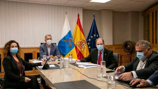 Imagen de archivo de una reuni&oacute;n con el presidente de Canarias