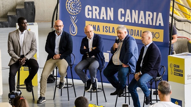 Arencibia, segundo por la derecha