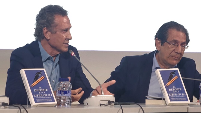 Enrique Arnaldo, junto a Valdano, en la presentaci&oacute;n del libro el 6 de octubre / IUSPORT