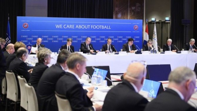 Rubiales, al fondo a la izquierda, en una reuni&oacute;n de UEFA / UEFA