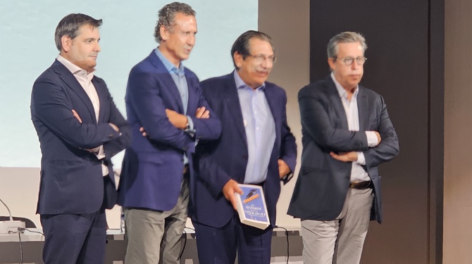 De izquierda a derecha, el representante de la editorial, Valdano, Enrique Arnaldo y Santiago Segurola / IUSPORT