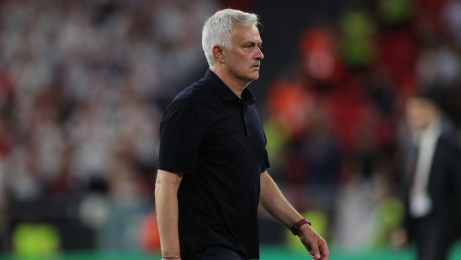 Mourinho planta a la prensa tras ganar al Villarreal, supuestamente molesto con el arbitraje
