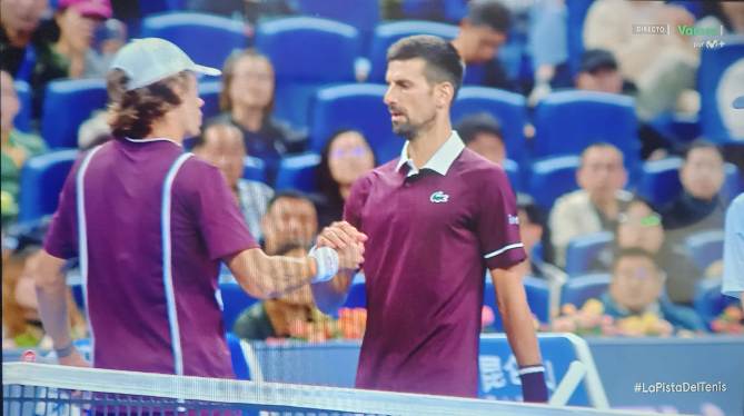 Djokovic se hace con el título del torneo de Pekín tras la retirada por lesión de De Miñaur