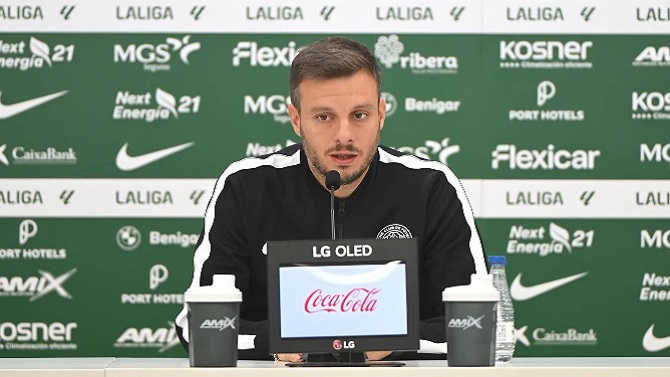 El técnico del Elche pide que se tomen medidas si se suspende el partido en Vallecas