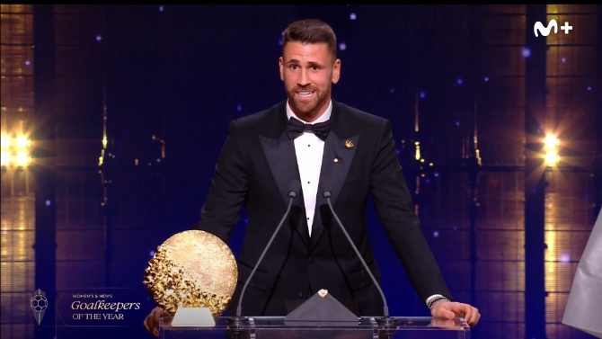 Los españoles Unai Simón y Cata Coll son premiados con el Balón de Oro a mejor porteros