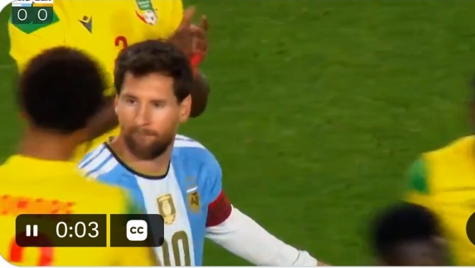 En el minuto 10, el partido paró y el Monumental se levantó para ovacionar a Messi