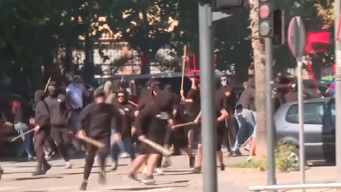 La Policía levantó cinco actas a sevillistas en el Ciutat e investiga la pelea fuera del estadio