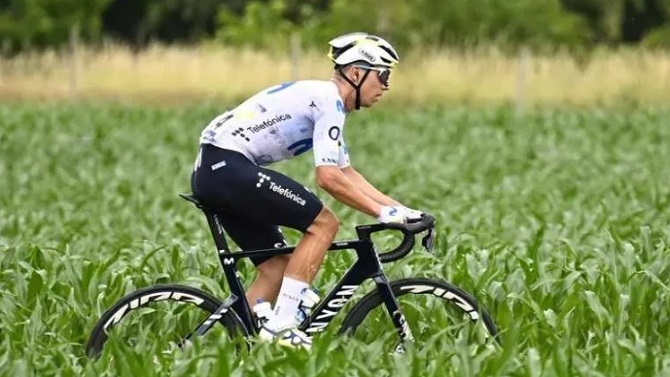 El ciclista polaco Filip Maciejuk renueva su contrato con el Movistar Team hasta 2027