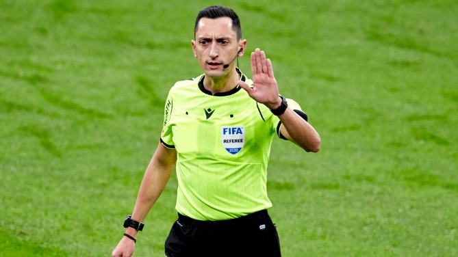 El coordinador de seguridad informó al árbitro del fallecimiento de un abonado del Atlético