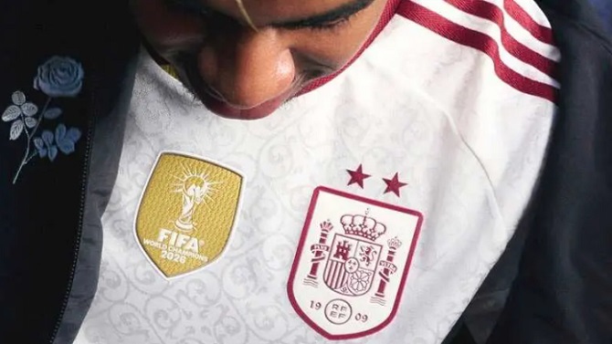 Presentan la camiseta de visitante de la selección española con las dos estrellas