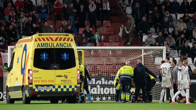 Evacuado en ambulancia Quadri Liameed, del Sabadell, tras una patada en la cabeza