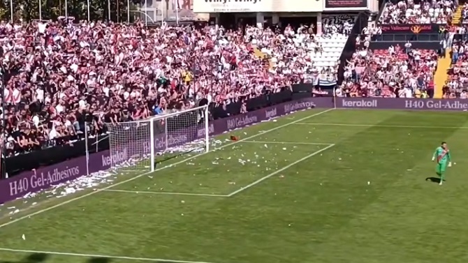 5.000€ al aficionado que lanzó un asiento al campo en el aplazado Rayo-Athletic