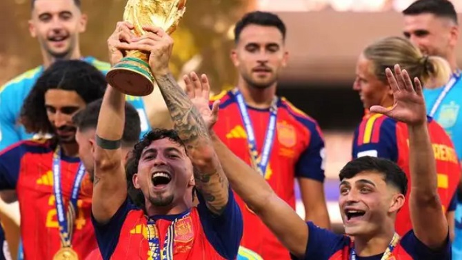Pedri y Yéremy Pino reciben el Premio al Deporte Canario 2026