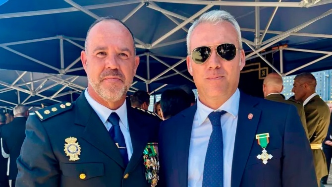 La Policía Nacional condecora a la RFEF por su contribución a la seguridad de los partidos