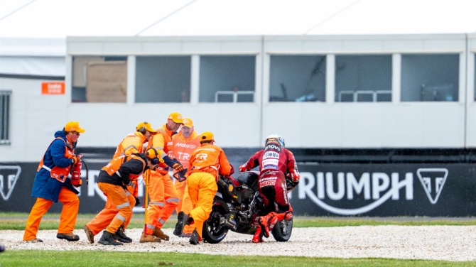 Marc Márquez gana la esprint y da un bocado al Mundial de MotoGP tras la caída de Jorge Martín
