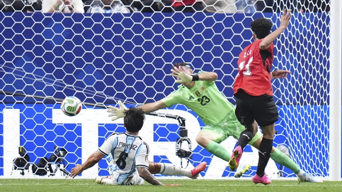 La FIFA sanciona a Mostafa Zico y Hossam Hassan por sus declaraciones tras caer ante Argentina en el Mundial