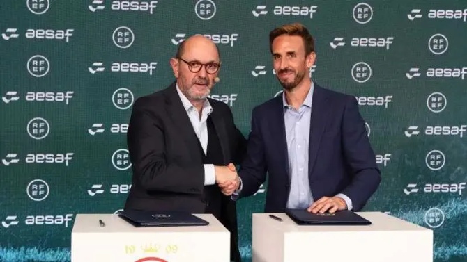 La RFEF y la AESAF firman el primer convenio colectivo del arbitraje profesional femenino