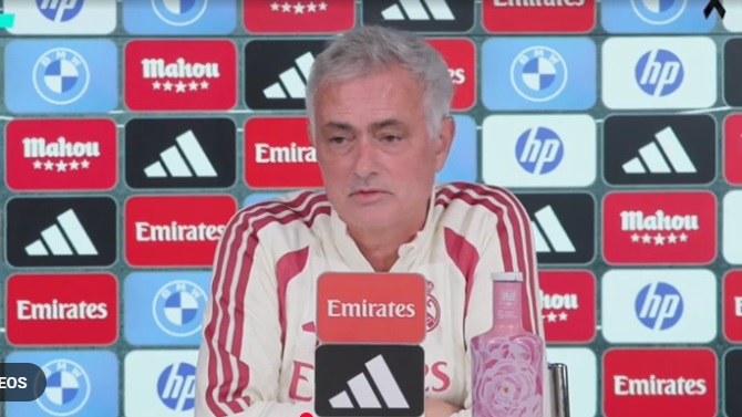 Mourinho ironiza con los horarios: