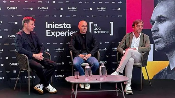 Andrés Iniesta inaugura en Barcelona la exposición interactiva 'Iniesta Experience'