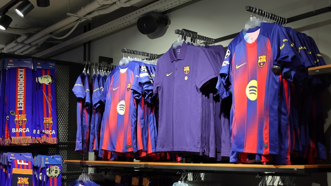 La Policía interviene en Barcelona más de 6.000 artículos falsificados del Barça
