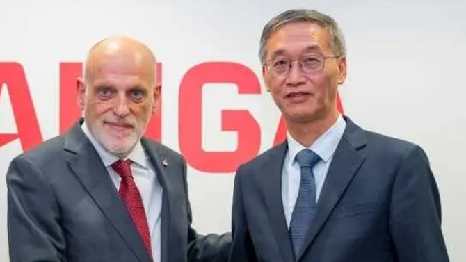 Tebas se reúne con el embajador de China para buscar 