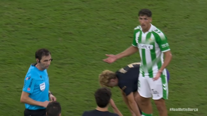Cuatro partidos a Facundo Bernal por su expulsión ante el Barcelona