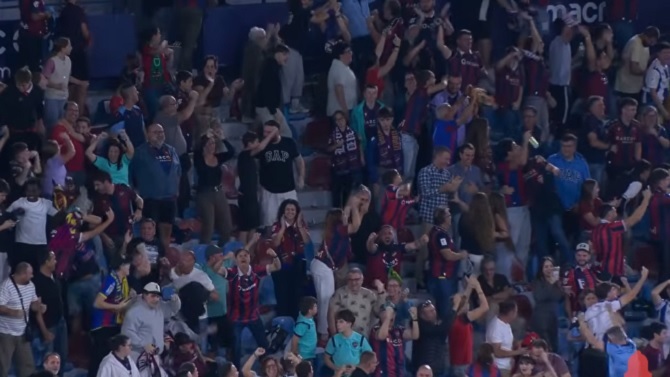El árbitro del Levante-Sevilla denunció el lanzamiento de “multitud” de botellas al campo