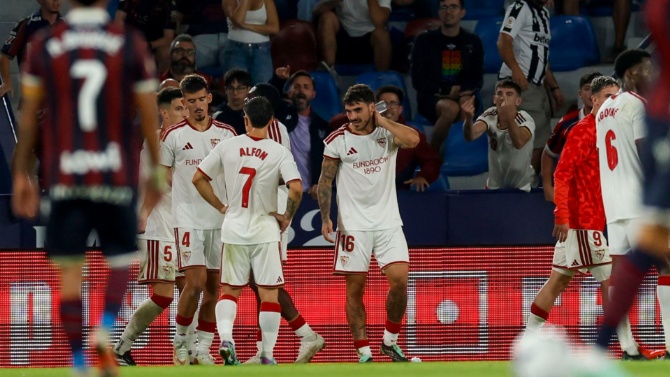 El lanzamiento de botellas al campo en el Levante - Sevilla se queda en una multa simbólica