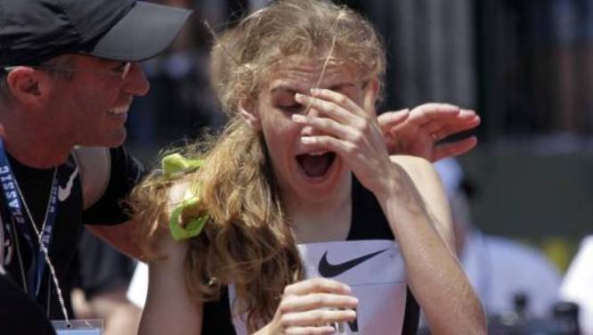 Imagen de archivo del 1 de junio de 2013, Mary Cain, de 17 a&ntilde;os, se asombra cuando su entrenador Alberto Salazar le dice que acaba de romper la marca de los 800 metros  (AP/DON RYAN)