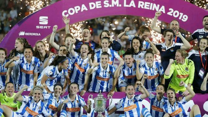 Las jugadoras de la Real Sociedad celebran el t&iacute;tulo de Copa en el estadio de los Carmenes de Granada (Jos&eacute; Antonio Garc&iacute;a Sirvent - Jos&eacute; Antonio Garc&iacute;a Sirvent)