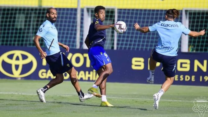 El Choco entrenando en su &eacute;poca del C&aacute;diz / F. Cadiz CF