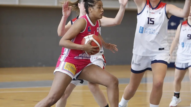 &Aacute;ngela Jim&eacute;nez en un partido de la LF2 / FEB.