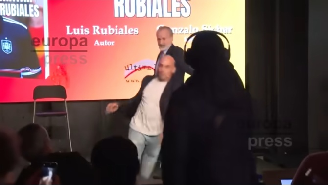 Munición de yema y cáscara para 'matar' a Rubiales