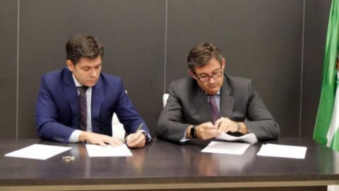 Francisco Estepa y Javier González rubricando el acuerdo. Foto: Córdoba CF Francisco Estepa y Javier González rubricando el acuerdo. Foto: Córdoba CF