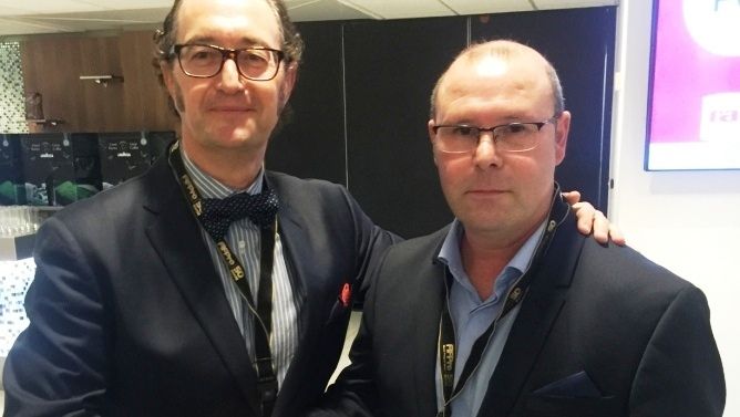 Bosman, a la derecha, junto al abogado espa&ntilde;ol Juan de Dios Crespo