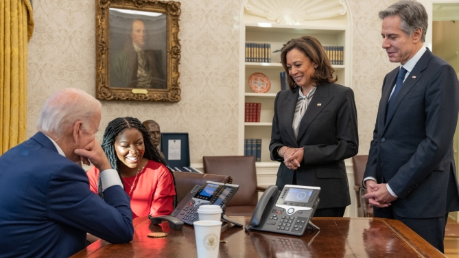 Biden hoy en la Casa Blanca junto a la vicepresidenta, Kamala Harris, y la esposa de la deportista, Cherelle Griner  //  Foto @POTUS