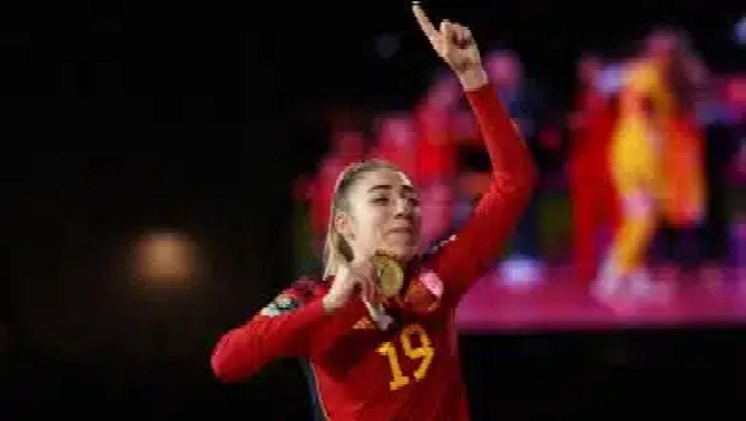 Olga Carmona tras conquistar el Mundial con España @7olgacarmona Olga Carmona tras conquistar el Mundial con España @7olgacarmona