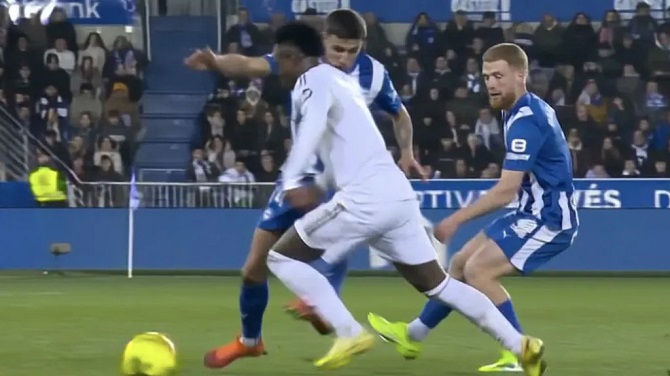 Vinicius, en la acci&oacute;n ante Tenaglia. (Foto: DAZN)