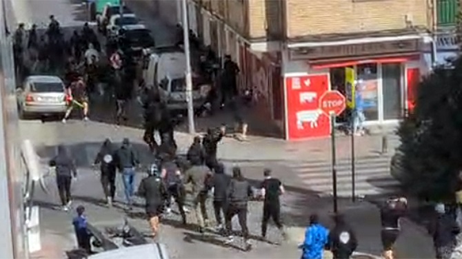 Los ultras se enfrentaron en los aleda&ntilde;os del Nuevo Estadio de Los C&aacute;rmenes  |  Captura RRSS